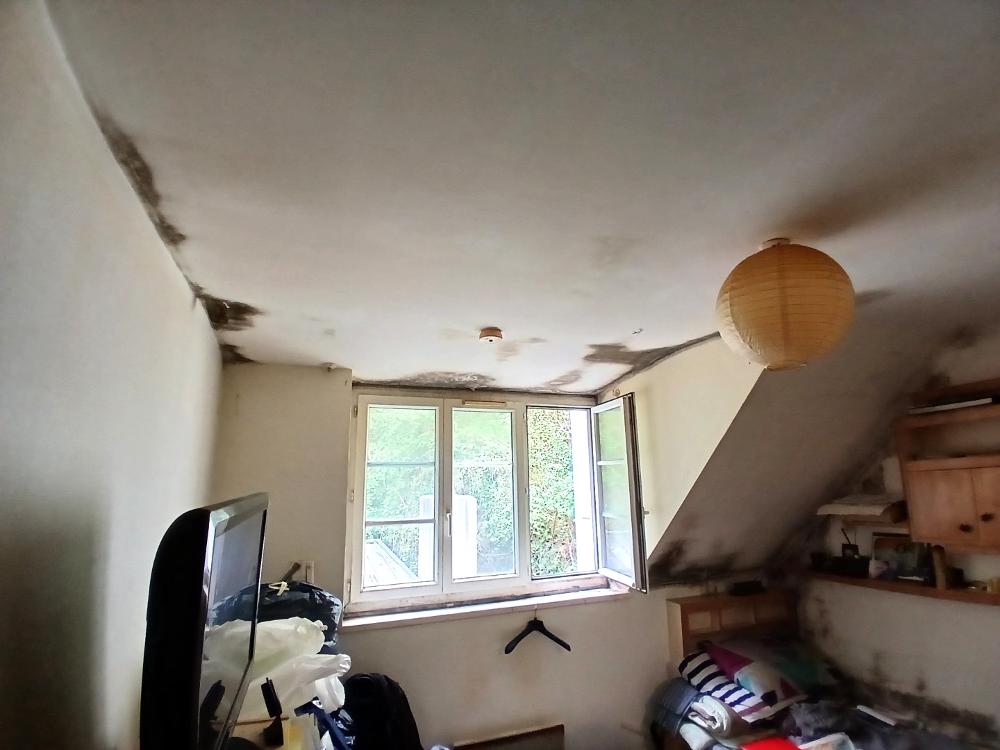 Moisissures dues à de la condensation, engendrée par une panne de la VMC depuis plusieurs années